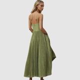 Adéla - Nowoczesna elegancja z odkrytymi plecami