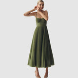 Adéla - Nowoczesna elegancja z odkrytymi plecami