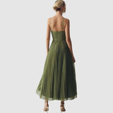 Adéla - Nowoczesna elegancja z odkrytymi plecami