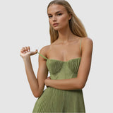 Adéla - Nowoczesna elegancja z odkrytymi plecami