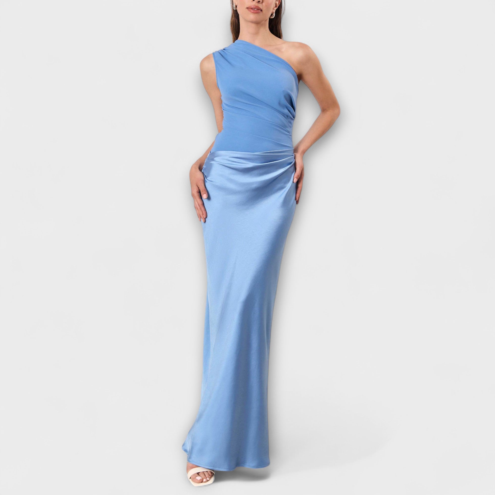 Elegancka sukienka maxi na jedno ramię